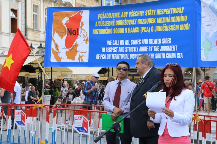 Vietnamese in Czech Republic march to support PCA’s East Sea ruling - ảnh 1